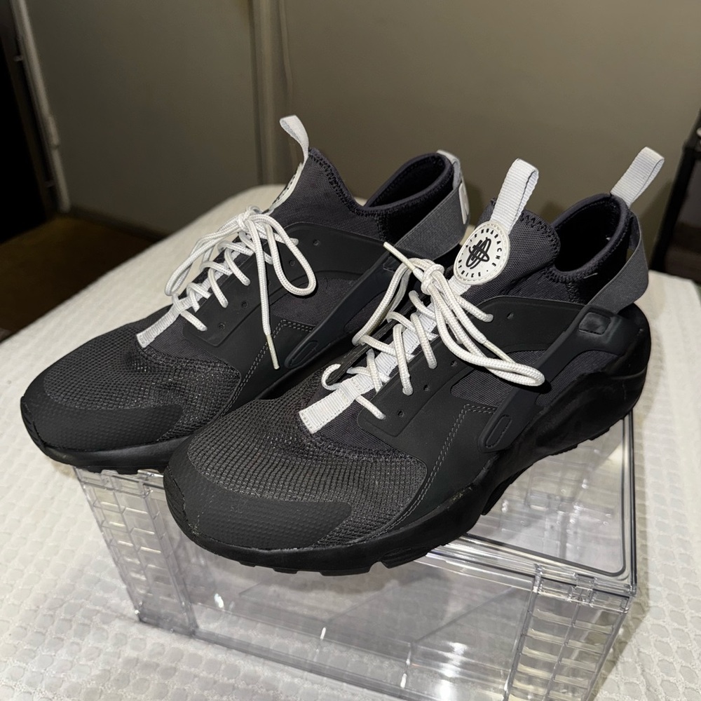 Nike Men's Black and White Athletic Sneakers